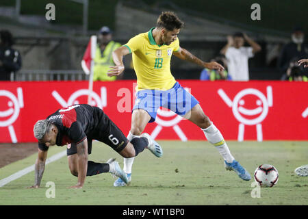 Los Angeles, California, USA. Decimo Sep, 2019. Il Brasile centrocampista Lucas Paqueta (18) e Perù defender Miguel Trauco (6) vie per la sfera durante un amichevole internazionale partita di calcio tra il Brasile e il Perù presso il Los Angeles Memorial Coliseum di Los Angeles il Martedì, 10 settembre 2019. Credito: Ringo Chiu/ZUMA filo/Alamy Live News Foto Stock