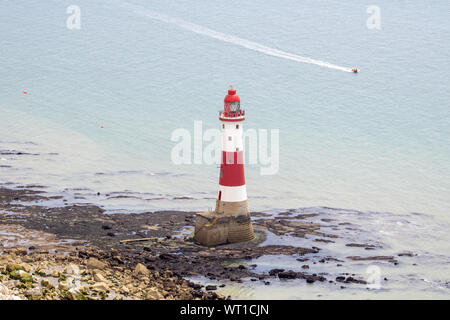 Il famoso Beachy Head Lighthouse situato sulla spiaggia rocciosa di Beachy Head chalk promontorio scogliera in East Sussex che mostra una tipica luce britannico ho Foto Stock