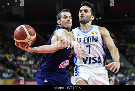 Pechino, la Cina della provincia di Guangdong. Decimo Sep, 2019. Facundo Campazzo (R) dell'Argentina cerca di sparare contro Nemanja Bjelica della Serbia durante i quarti di finale di partita tra Argentina e Serbia al 2019 FIBA World Cup in Dongguan, Cina del sud della provincia di Guangdong, Sett. 10, 2019. Credito: Xue Yubin/Xinhua/Alamy Live News Foto Stock