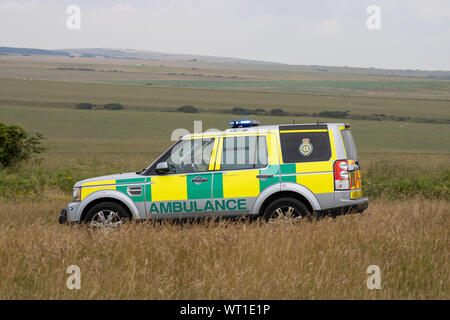 East Sussex, Beachy Head, UK 10 Luglio 2019: un Land Rover ambulanza frequentando un incidente al Beachy Head cliff tops. Foto Stock