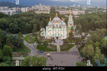 Drone filmati dell'Ascensione nella cattedrale di Almaty, Kazakhstan, una chiesa ortodossa russa. Foto Stock