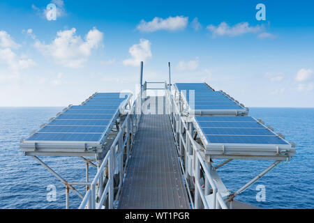 Le celle solari a ponte di svasatura a gas e petrolio al largo della testa del pozzo piattaforma remota per la ricarica della batteria di apparecchiature elettriche e il sistema di controllo sulla piattaforma, alimentazione Foto Stock