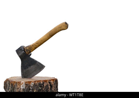 Il tipo di ax che è bloccata in un cuneo di legno su una bianca pulita sfondo vuoto Foto Stock