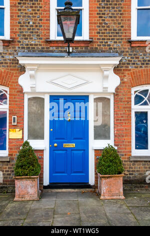 Blu porta anteriore di stile Georgiano casa a Beaconsfield, Buckinghamshire, Inghilterra Foto Stock