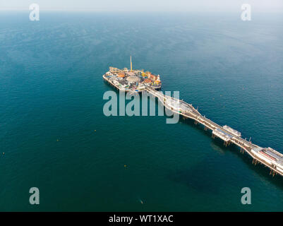 Foto aerea del famoso Molo di Brighton e oceano situato nella costa sud dell'Inghilterra UK che è parte della città di Brighton e Hove, presa su un Foto Stock