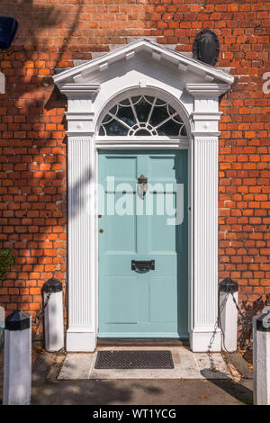 Bianco porta anteriore di stile Georgiano casa a Beaconsfield, Buckinghamshire, Inghilterra Foto Stock