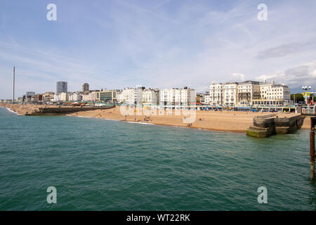 Brighton Regno Unito, 10 Luglio 2019: la splendida spiaggia di Brighton e dal lungomare che mostra la zona costiera in una luminosa giornata di sole, Foto Stock