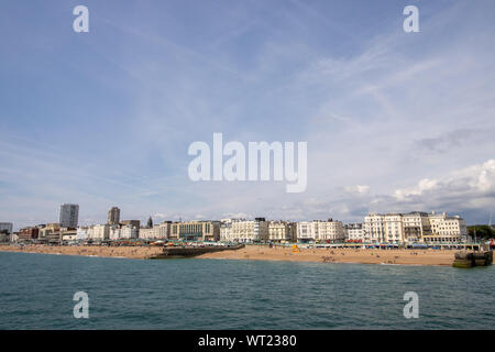 Brighton Regno Unito, 10 Luglio 2019: la splendida spiaggia di Brighton e dal lungomare che mostra la zona costiera in una luminosa giornata di sole, Foto Stock