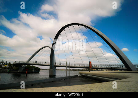 Perth, Western Australia - 7 AGO 2019: La scenic e iconico vista di Elizabeth Quay marina con arcuata di un ponte pedonale. Si tratta di un famoso landma Foto Stock