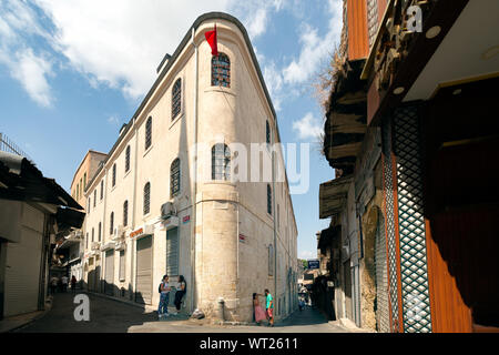 Persone che parlano tra di loro su un vecchio folla-free street angolo della città vecchia con il famoso bazaar di strada su un parzialmente nuvoloso giorno di estate/ Foto Stock