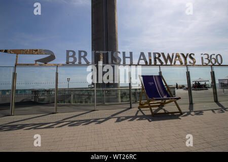 Brighton, Regno Unito, 10 Luglio 2019: l'impressionante British Airways i360 torre di osservazione situato sul lungomare di Brighton nel Sussex, Regno Unito Foto Stock
