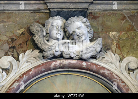 Angeli, statua sull altare principale di San Giovanni Battista a Zagabria in Croazia Foto Stock