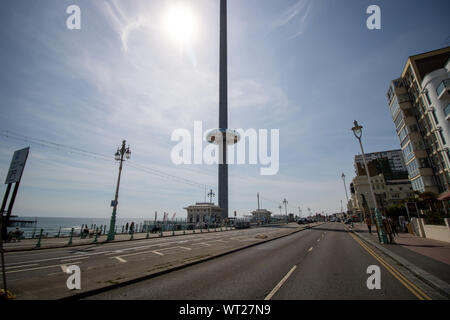 Brighton, Regno Unito, 10 Luglio 2019: l'impressionante British Airways i360 torre di osservazione situato sul lungomare di Brighton nel Sussex, Regno Unito Foto Stock