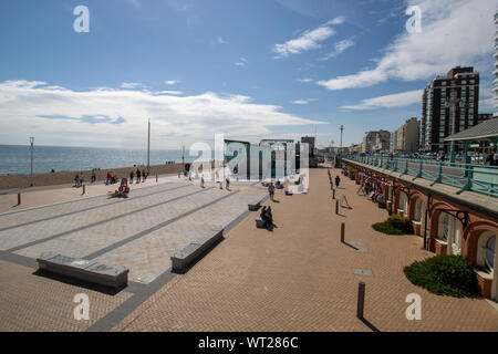 Brighton e Hove Regno Unito, 10 Luglio 2019: il famoso Upside Down House situato sulla fascia costiera area della spiaggia di Brighton Beach Foto Stock
