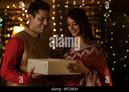 Il marito dando la sua moglie presente il diwali Foto Stock