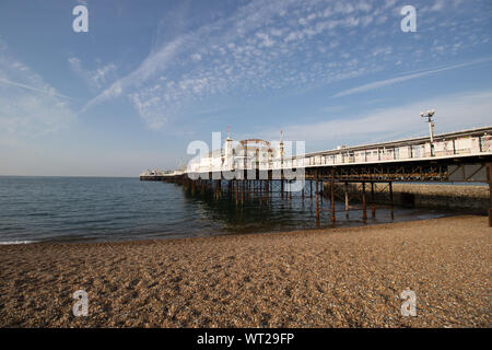 Brighton Regno Unito, 10 Luglio 2019: la splendida spiaggia di Brighton e dal lungomare che mostra la zona costiera in una luminosa giornata di sole. Foto Stock