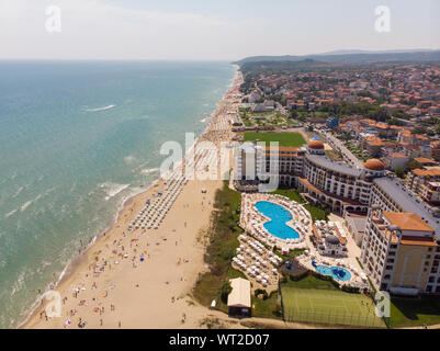 Foto aerea di piccola e bella città e località balneare nota come Obzor in Bulgaria che mostra la costiera hotel e persone relax e divertimento o Foto Stock