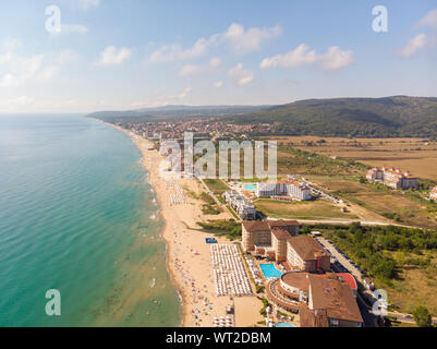 Foto aerea di piccola e bella città e località balneare nota come Obzor in Bulgaria che mostra la costiera hotel e persone relax e divertimento o Foto Stock