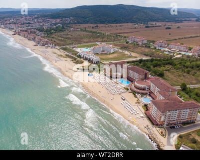 Foto aerea di piccola e bella città e località balneare nota come Obzor in Bulgaria che mostra la costiera hotel e persone relax e divertimento o Foto Stock