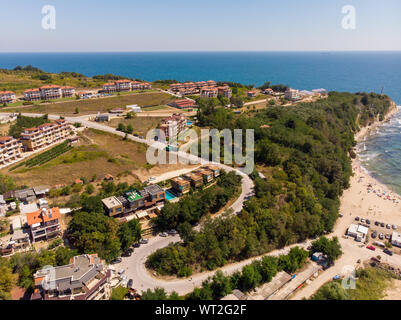 Foto aerea di piccola e bella città e località balneare di Obzor in Bulgaria che mostra la pesca marina e parte della città che mostra barche da pesca Foto Stock