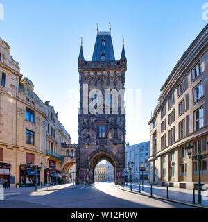 Torre di Polvere e accesso alla città vecchia di Praga Foto Stock