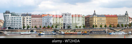 Palazzi di Praga con la casa Danzante o Fred and Ginger sul fiume Moldava Foto Stock