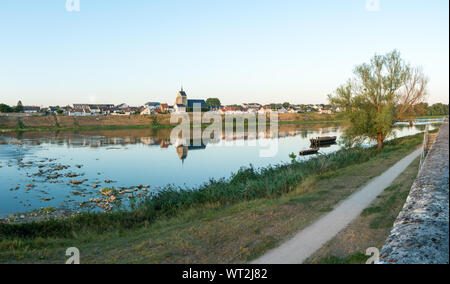 Vista orizzontale della smalltown di Jargeau nella campagna francese sul fiume Loira con riverboats in primo piano Foto Stock