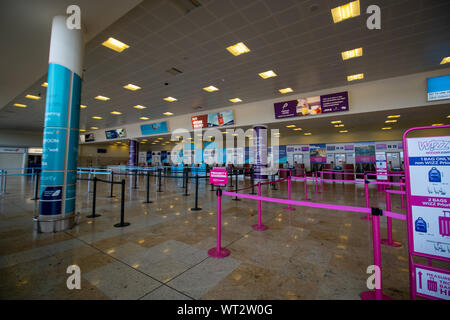 Doncaster, Regno Unito 18 agosto 2019: Il Doncaster Sheffield Robin Hood aeroporto internazionale, all'interno del check-in. area del terminal principale. Foto Stock