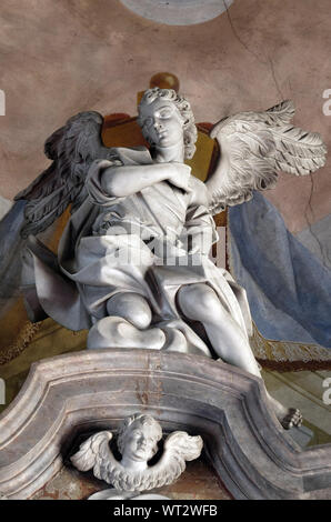 Angelo statua sull altare principale di San Giovanni Battista a Zagabria in Croazia Foto Stock