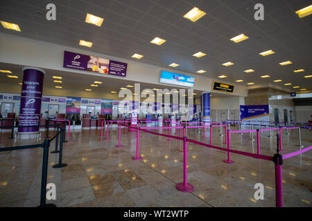 Doncaster, Regno Unito 18 agosto 2019: Il Doncaster Sheffield Robin Hood aeroporto internazionale, all'interno del check-in. area del terminal principale. Foto Stock