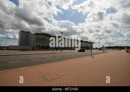 Doncaster, Regno Unito 18 agosto 2019: Il Doncaster Sheffield Robin Hood aeroporto internazionale, all'esterno dell'entrata anteriore presa su una parte nuvoloso giorno soleggiato. Foto Stock