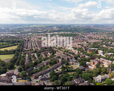 Foto aerea guardando oltre la zona di Leeds noto come Headingley nel West Yorkshire Regno Unito, che mostra un tipico British lavaggio station wagon con campi e strade ta Foto Stock