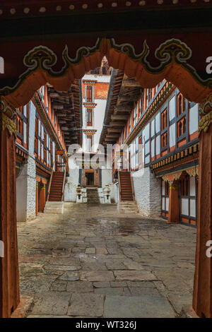 Cortile interno al Jambay Lhakhang Dzong Foto Stock