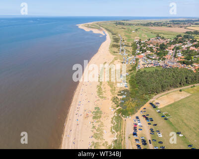 Foto aerea del British cittadina balneare di Hunstanton in Norfolk. Mostra la spiaggia su una luminosa giornata di sole Foto Stock