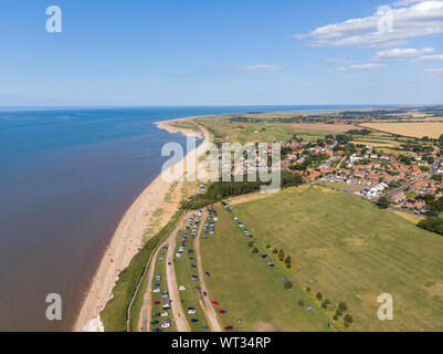 Foto aerea del British cittadina balneare di Hunstanton in Norfolk. Mostra la spiaggia su una luminosa giornata di sole Foto Stock