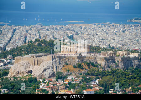 L'acropoli nel centro urbano di Atene vista dall alto Monte Lycabettus il punto più alto della città con promenant storico e distintivo il acropol Foto Stock