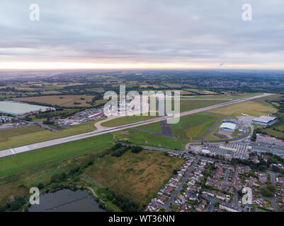 Foto aerea del famoso Leeds e Bradford Airport si trova nella zona di Yeadon del West Yorkshire NEL REGNO UNITO, tipico British Airport che mostra la runw Foto Stock