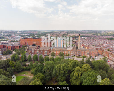 Foto aerea del St James University Hospital di Leeds, West Yorkshire, Inghilterra, mostrando l'Ospedale, A&E ingresso e giardini e anche la Lee Foto Stock