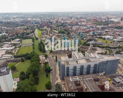 Foto aerea del St James University Hospital di Leeds, West Yorkshire, Inghilterra, mostrando l'Ospedale, A&E ingresso e giardini e anche la Lee Foto Stock