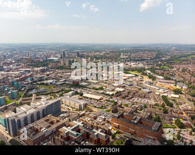 Foto aerea del St James University Hospital di Leeds, West Yorkshire, Inghilterra, mostrando l'Ospedale, A&E ingresso e giardini e anche la Lee Foto Stock