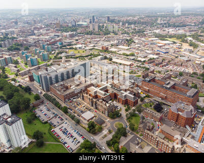 Foto aerea del St James University Hospital di Leeds, West Yorkshire, Inghilterra, mostrando l'Ospedale, A&E ingresso e giardini e anche la Lee Foto Stock