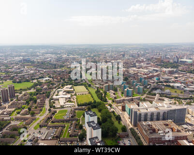 Foto aerea del St James University Hospital di Leeds, West Yorkshire, Inghilterra, mostrando l'Ospedale, A&E ingresso e giardini e anche la Lee Foto Stock