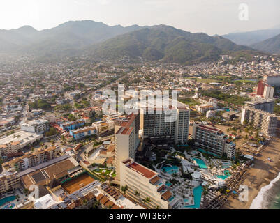 Foto aeree della bellissima città di Puerto Vallarta in Messico, la città si trova sulla costa del Pacifico in uno stato noto come Jalisco Foto Stock