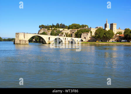 Il ponte Saint-Benezet sul Rhone . Avignone . Provenza.Francia. Foto Stock