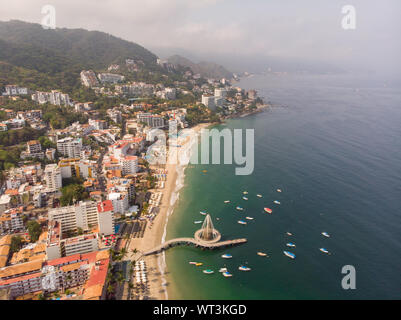 Foto aeree del molo sa come Playa Los Muertos pier nella bellissima cittadina di Puerto Vallarta in Messico, mostrando il molo Foto Stock