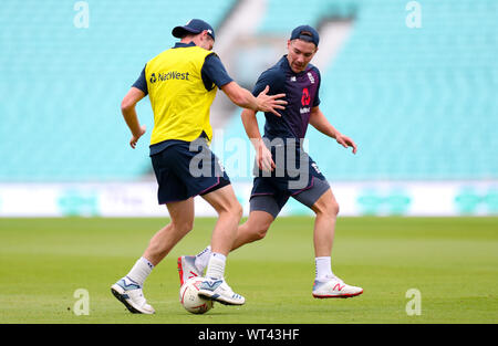 L'Inghilterra del Rory Burns (destra) gioca a calcio durante la sessione di reti al ovale, Londra. Foto Stock