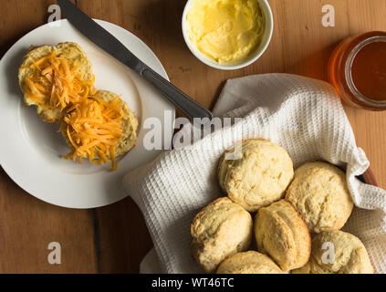 Scones, formaggio, miele e burro sul tavolo rustico - vista superiore foto di i biscotti fatti in casa Foto Stock