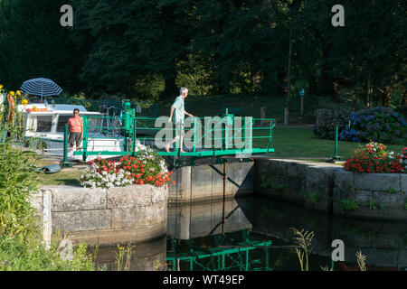 Josselin, Brittany / Francia - 26 agosto 2019: le persone che si preparano fiume si blocca sul fiume Oust vicino Josselin per case galleggianti di passare attraverso Foto Stock