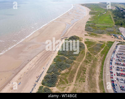 Foto aerea del British cittadina balneare di Skegness in East Lindsey un distretto del Lincolnshire, Inghilterra, che mostra la spiaggia e il molo su un molto bello Foto Stock