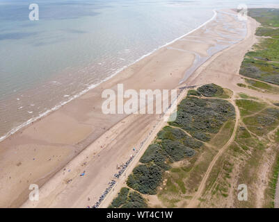 Foto aerea del British cittadina balneare di Skegness in East Lindsey un distretto del Lincolnshire, Inghilterra, che mostra la spiaggia e il molo su un molto bello Foto Stock